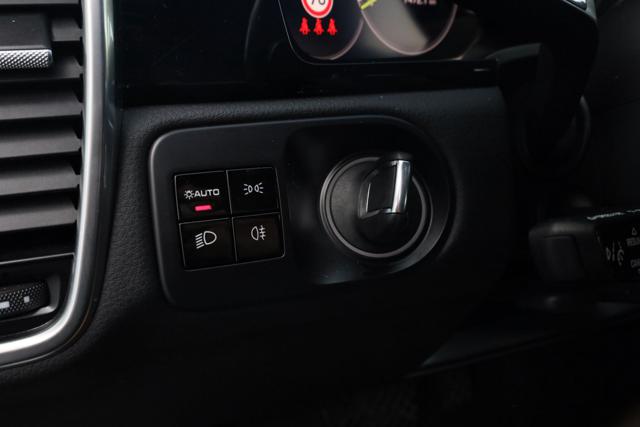PORSCHE Cayenne usata, con Fari LED