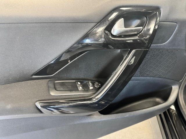 PEUGEOT 208 usata, con Volante in pelle