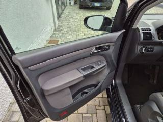 VOLKSWAGEN Touran usata, con Autoradio