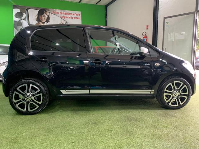 VOLKSWAGEN up! usata, con USB