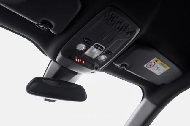 PEUGEOT 2008 usata, con Sistema di navigazione