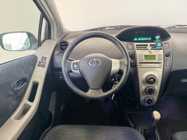 TOYOTA Yaris usata 12