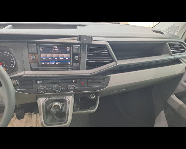 VOLKSWAGEN T6 Caravelle usata, con USB