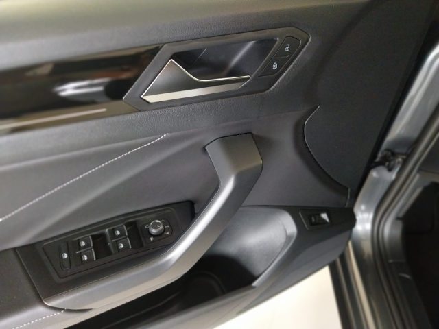 VOLKSWAGEN T-Roc usata, con Autoradio