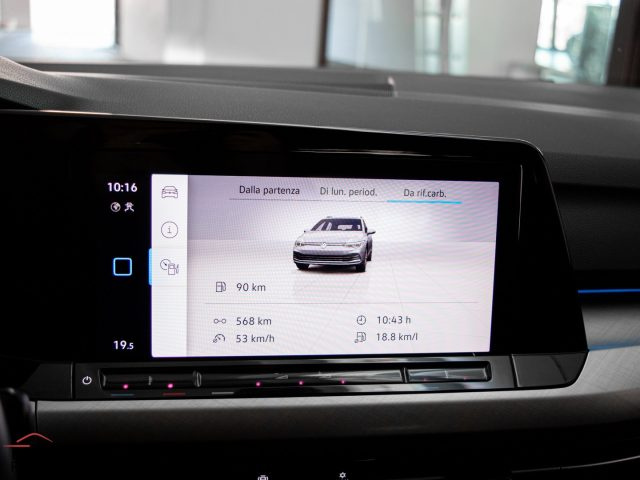 VOLKSWAGEN Golf usata, con Sensori di parcheggio anteriori