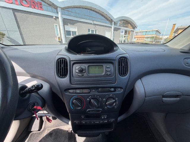 TOYOTA Yaris usata 18