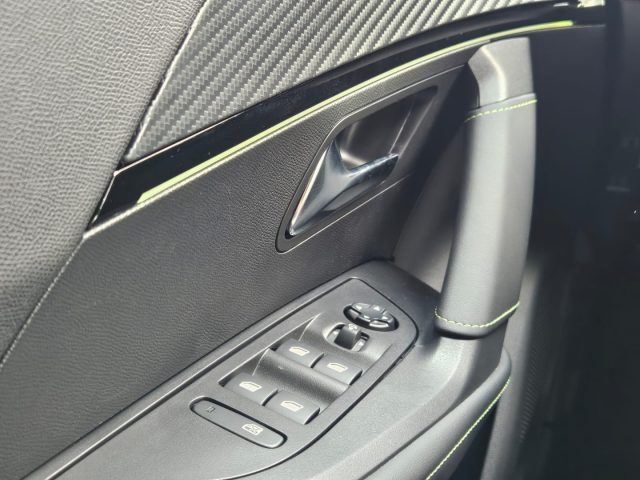 PEUGEOT 2008 usata, con Sensori di parcheggio posteriori