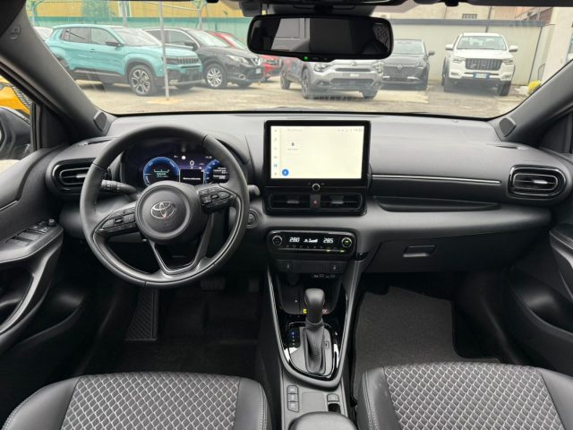 TOYOTA Yaris usata, con Fari LED