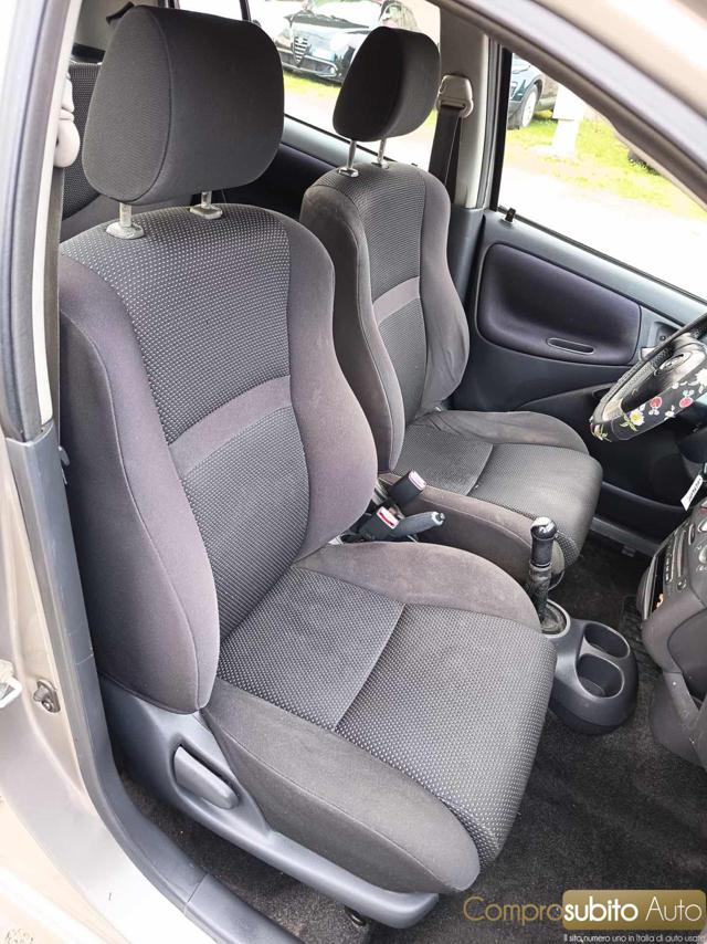 TOYOTA Yaris usata 17
