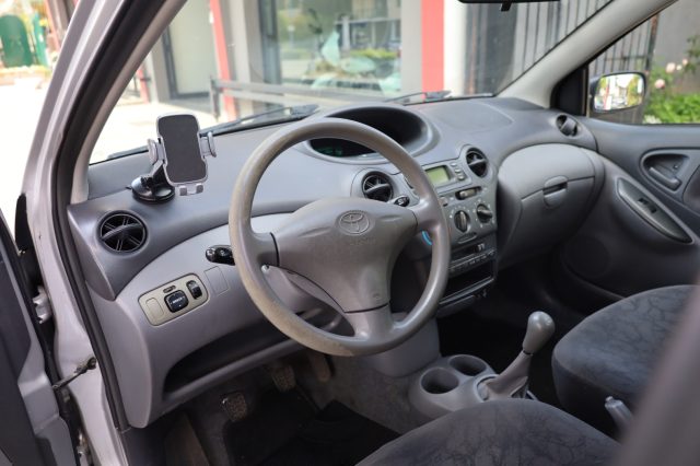 TOYOTA Yaris usata 33