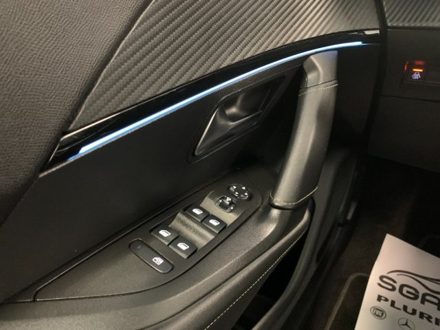 PEUGEOT 2008 usata, con Leve al volante