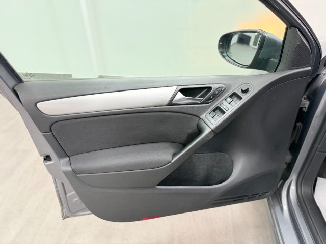 VOLKSWAGEN Golf usata, con USB