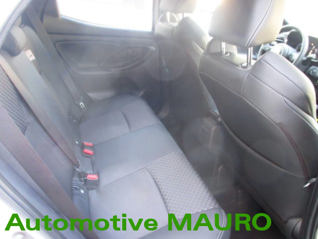 TOYOTA Yaris usata, con Fari LED