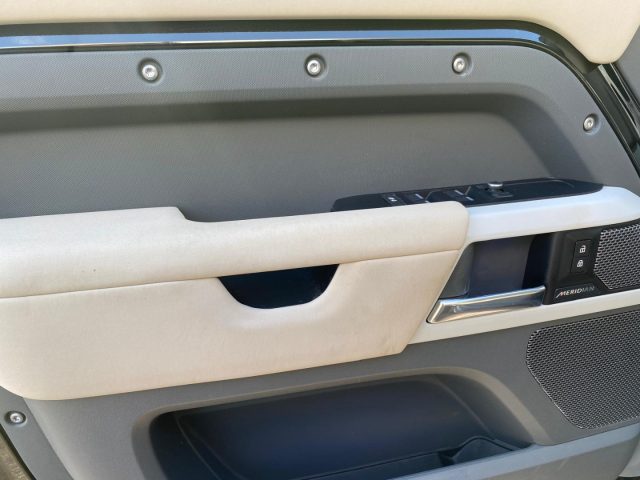 LAND ROVER Defender usata, con Fari LED