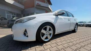 TOYOTA Auris usata, con Bracciolo
