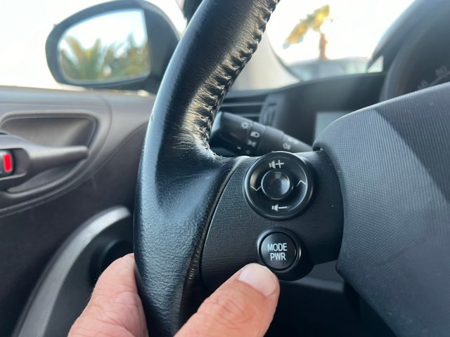 TOYOTA iQ usata, con Autoradio