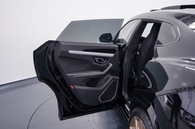 LAMBORGHINI Urus usata 23