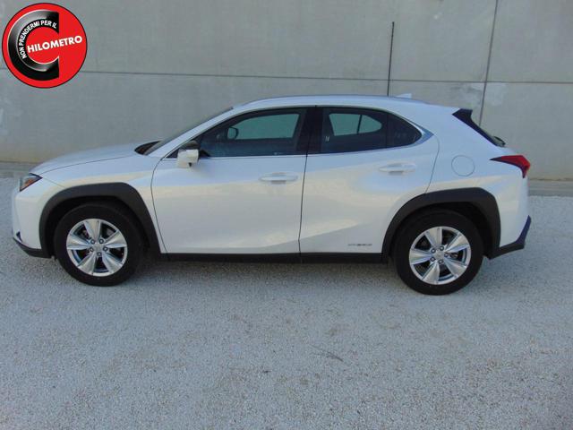 LEXUS UX 250h usata, con Autoradio
