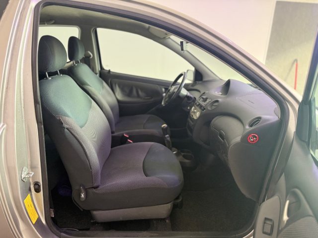 TOYOTA Yaris usata 4