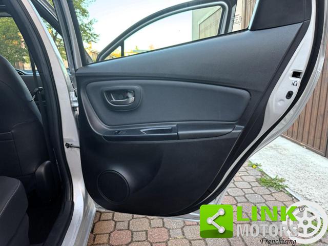 TOYOTA Yaris usata, con Autoradio digitale