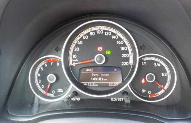VOLKSWAGEN up! usata, con Frenata d