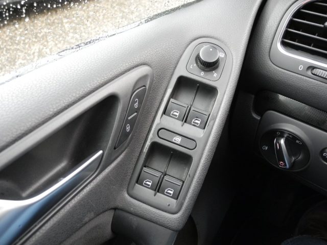 VOLKSWAGEN Golf usata, con Airbag testa