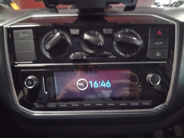 VOLKSWAGEN up! usata, con Autoradio digitale
