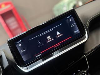 PEUGEOT 2008 usata, con Sistema di navigazione