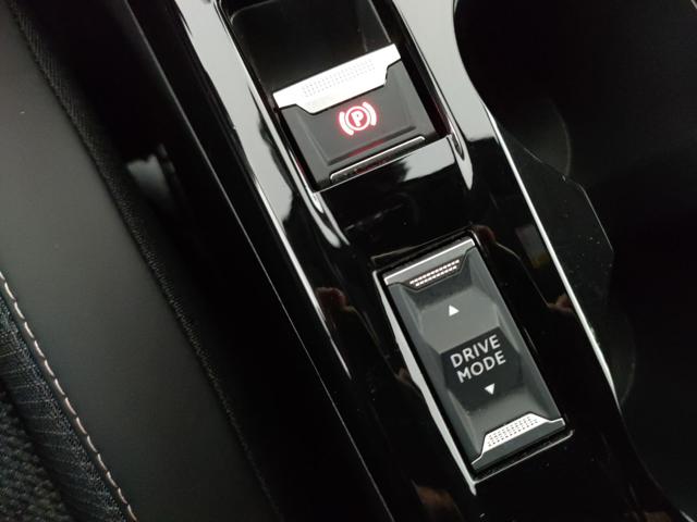 PEUGEOT 2008 usata, con Sistema di navigazione