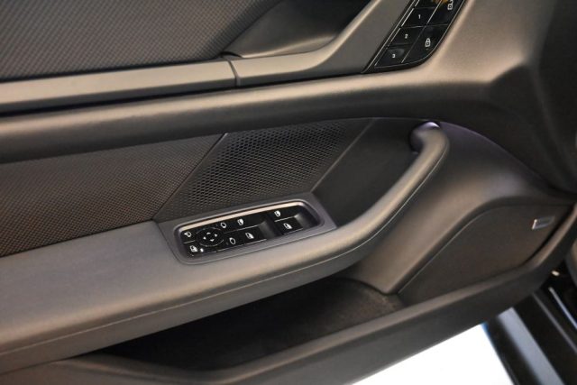 PORSCHE Taycan usata 42