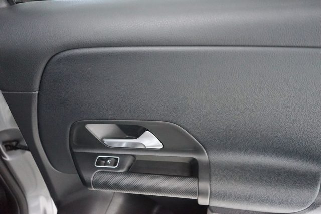 MERCEDES-BENZ GLA 180 usata 41