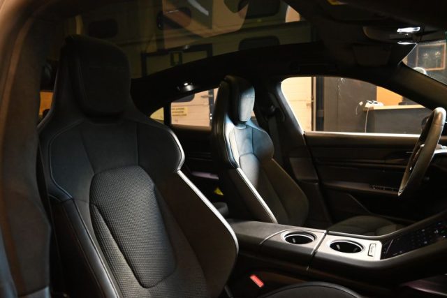 PORSCHE Taycan usata 38