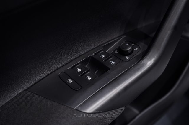 VOLKSWAGEN Taigo usata, con Controllo automatico clima