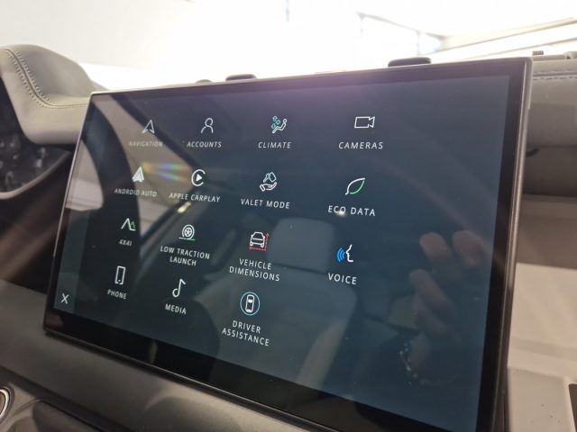 LAND ROVER Defender usata, con USB