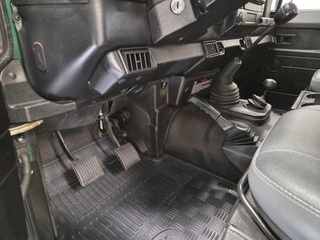 LAND ROVER Defender usata 16