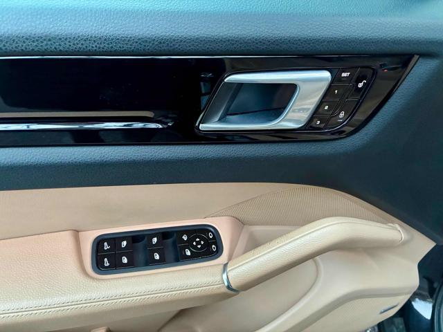 PORSCHE Cayenne usata, con Specchietti laterali elettrici