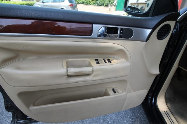 VOLKSWAGEN Touareg usata 8