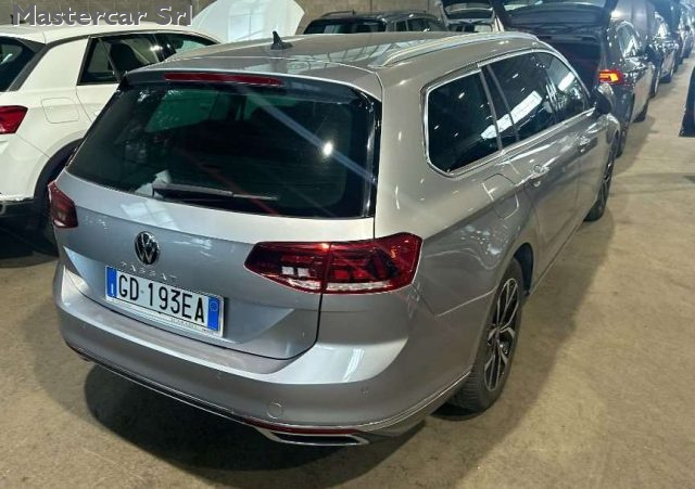 VOLKSWAGEN Passat Variant usata, con Alzacristalli elettrici