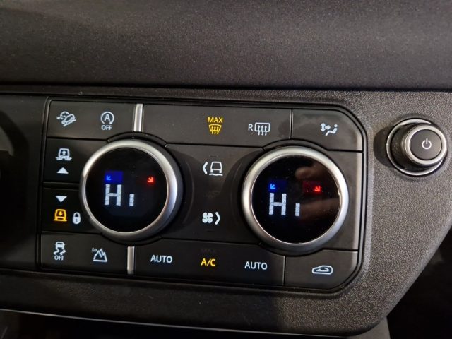 LAND ROVER Defender usata, con Autoradio digitale
