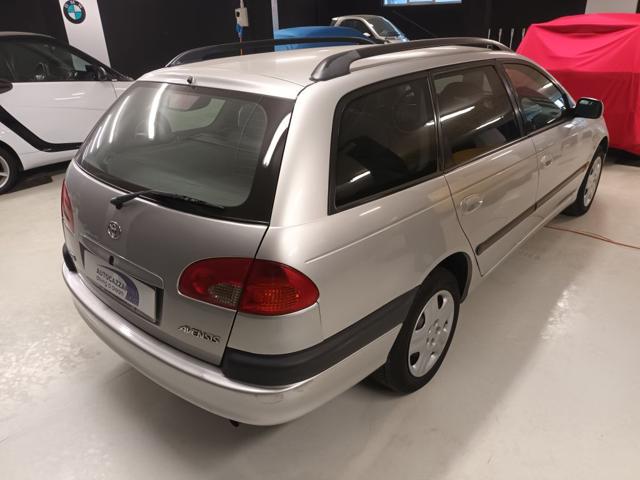 TOYOTA Avensis usata, con Sedile posteriore sdoppiato