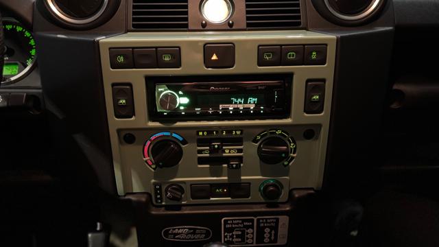 LAND ROVER Defender usata, con MP3