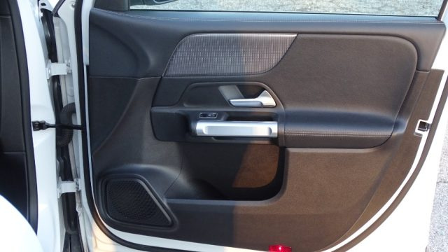 MERCEDES-BENZ GLB 200 usata, con Chiamata automatica per emergenze
