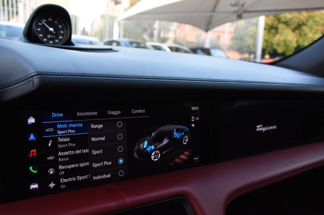 PORSCHE Taycan usata, con MP3