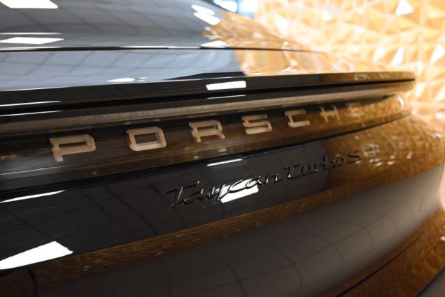 PORSCHE Taycan usata 19