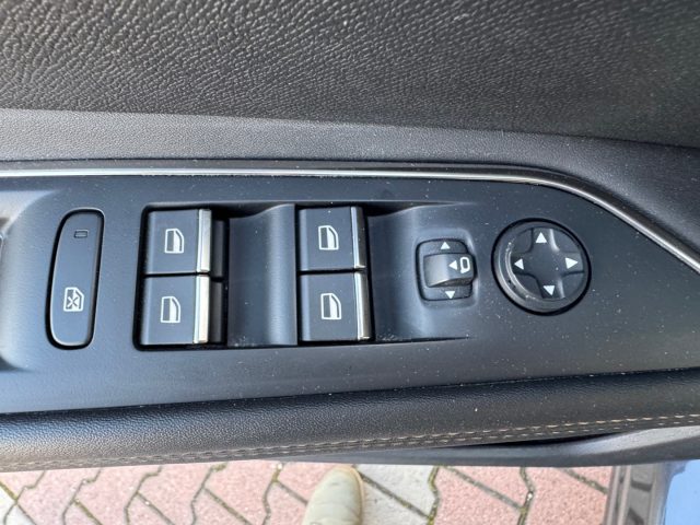 PEUGEOT 3008 usata, con Volante multifunzione