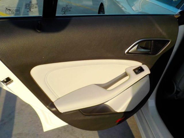 MERCEDES-BENZ CLA 180 usata, con Sistema di navigazione