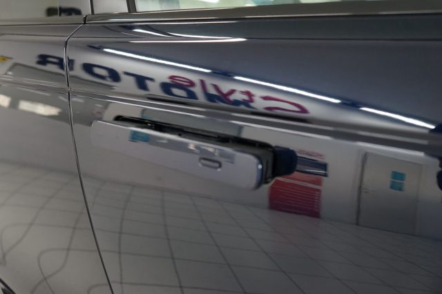 LAND ROVER Range Rover Velar usata, con Leve al volante