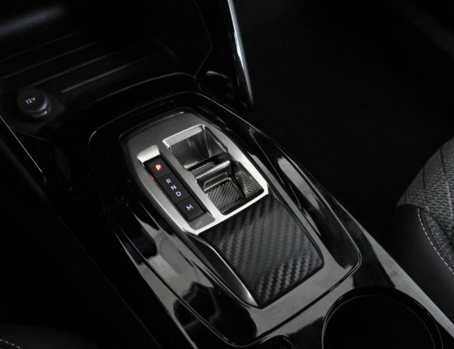 PEUGEOT 2008 usata, con Volante multifunzione