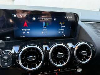 MERCEDES-BENZ GLA 180 usata, con Autoradio digitale