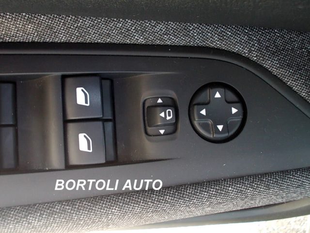 PEUGEOT 3008 usata, con Volante multifunzione
